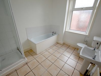 121 Tamworth Bathroom